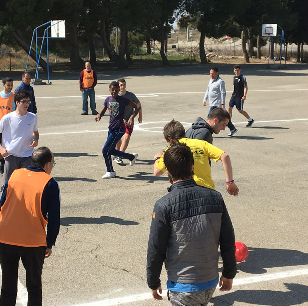 Jugar futbol recreo